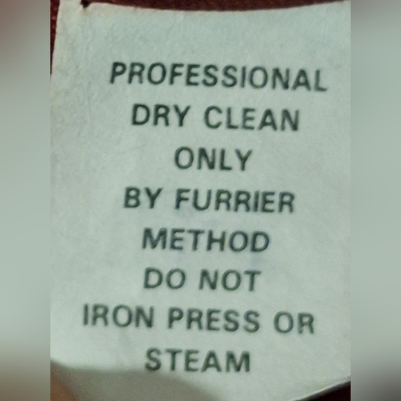 Vintage FAUX FUR coat Size 36" long, 28" pit-to-pit - Picture 15 of 15